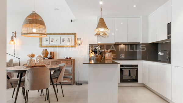 Apartamento moderno en planta baja con jardín privado en Estepona Golf