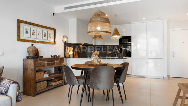 Apartamento moderno en planta baja con jardín privado en Estepona Golf