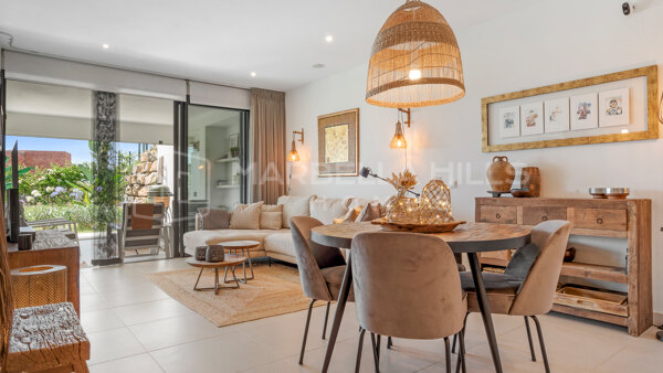 Apartamento moderno en planta baja con jardín privado en Estepona Golf
