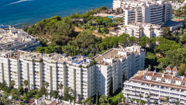 Refined Second-Line Beach Apartment in the Heart of Marbella
