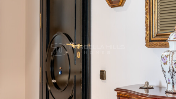 Refined Second-Line Beach Apartment in the Heart of Marbella