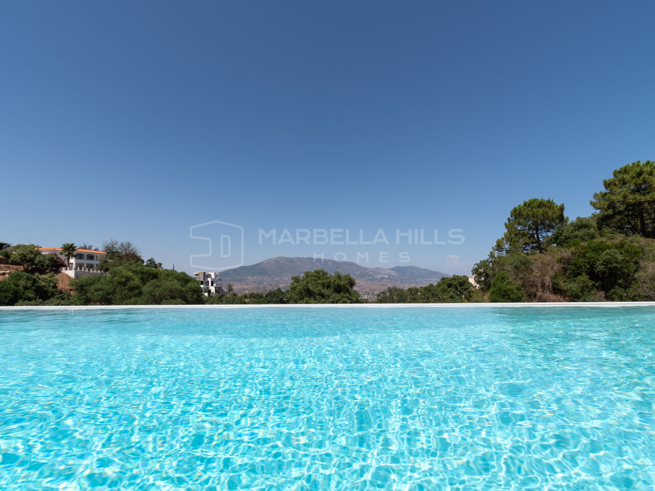 Villa moderna con vistas panorámicas en La Mairena – Marbella Este