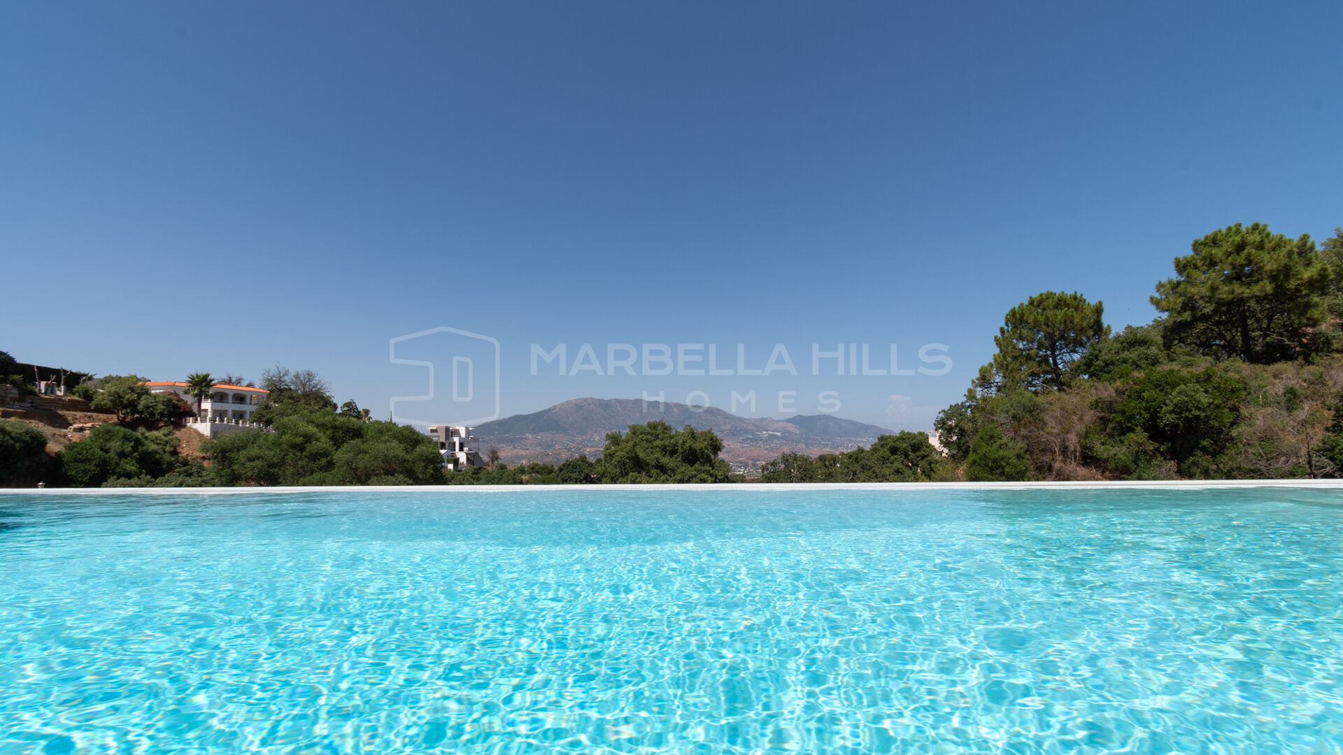 Villa contemporaine avec vue panoramique à La Mairena – Marbella Est