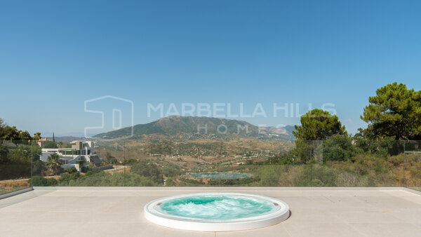 Modern Villa with Panoramic Views in La Mairena – Marbella East