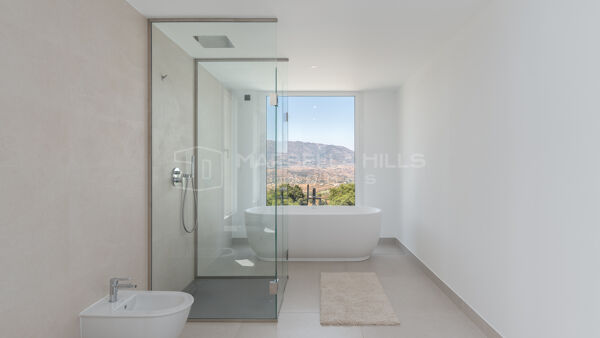 Villa contemporaine avec vue panoramique à La Mairena – Marbella Est