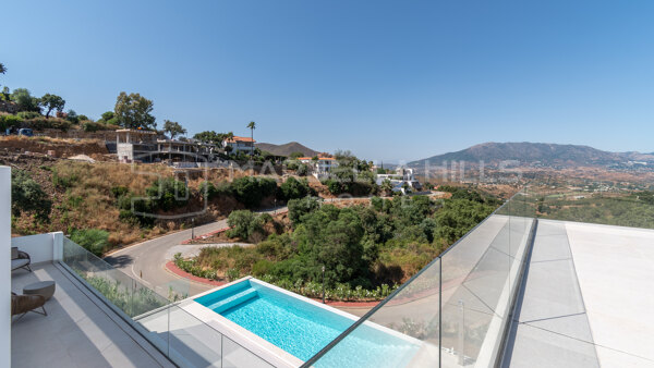 Modern Villa with Panoramic Views in La Mairena – Marbella East