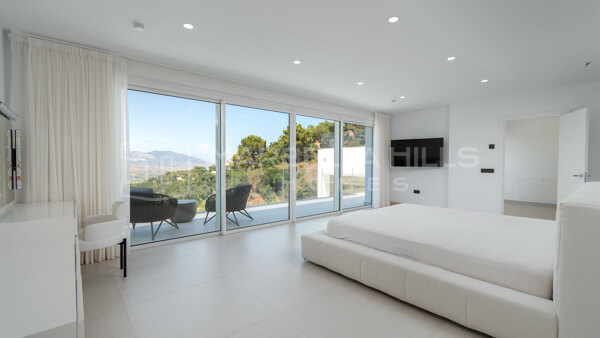 Modern Villa with Panoramic Views in La Mairena – Marbella East