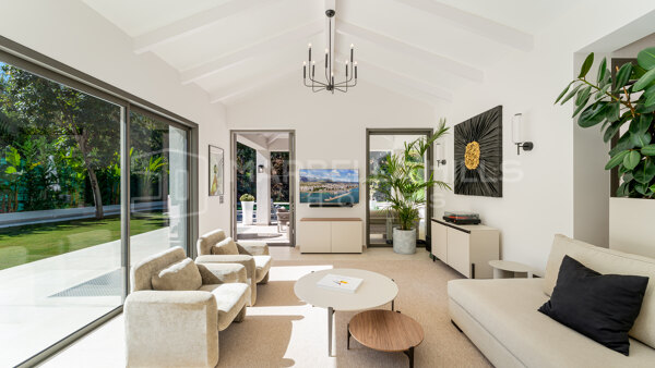 Villa contemporánea de lujo en La Cerquilla Nueva Andalucía | Residencia renovada en el Golf Valley de Marbella