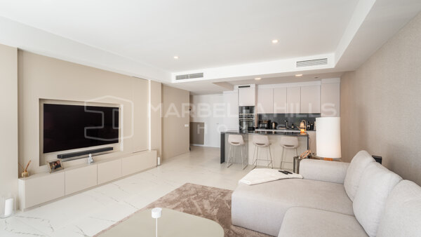 Modernes Apartment im Erdgeschoss mit privatem Garten und Meerblick – Azata Delmare, Bahia de Casares