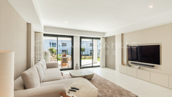 Modernes Apartment im Erdgeschoss mit privatem Garten und Meerblick – Azata Delmare, Bahia de Casares