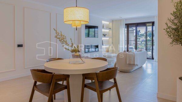 Elegante Ático en Esquina Reformado en La Torre, Los Arqueros con Vistas Panorámicas al Golf