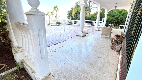 Gelegenheit zum Renovieren oder Neubauen einer modernen Luxusvilla -El Paraíso Medio – New Golden Mile, Estepona