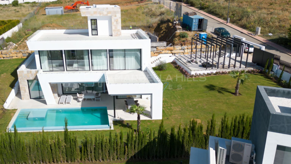Villa de luxe prête à emménager avec vues panoramiques sur la mer, le golf et la montagne à Valle Romano, Estepona