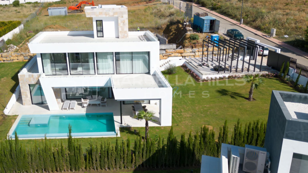 Villa de luxe prête à emménager avec vues panoramiques sur la mer, le golf et la montagne à Valle Romano, Estepona
