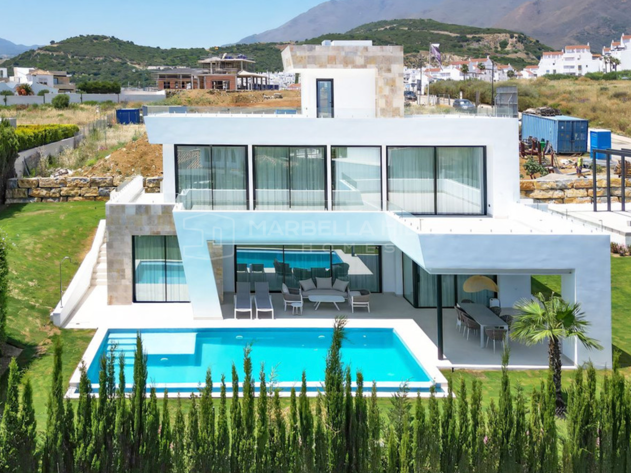 Villa de luxe prête à emménager avec vues panoramiques sur la mer, le golf et la montagne à Valle Romano, Estepona