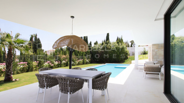 Villa de luxe prête à emménager avec vues panoramiques sur la mer, le golf et la montagne à Valle Romano, Estepona
