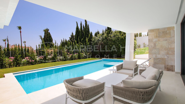 Villa de luxe prête à emménager avec vues panoramiques sur la mer, le golf et la montagne à Valle Romano, Estepona