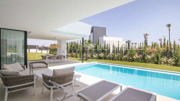 Villa de luxe prête à emménager avec vues panoramiques sur la mer, le golf et la montagne à Valle Romano, Estepona