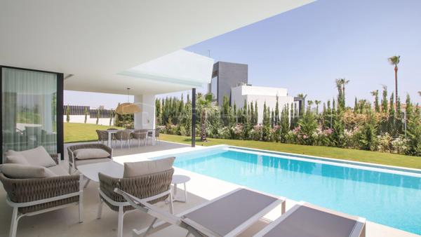 Villa de luxe prête à emménager avec vues panoramiques sur la mer, le golf et la montagne à Valle Romano, Estepona