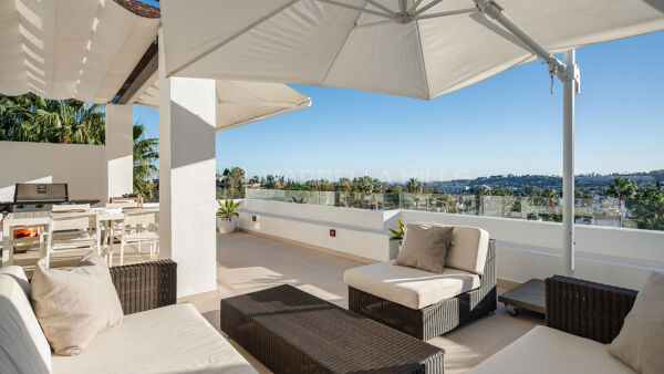 Elegant Duplex Penthouse with Panoramic Views in Las Tortugas de Aloha, Nueva Andalucía