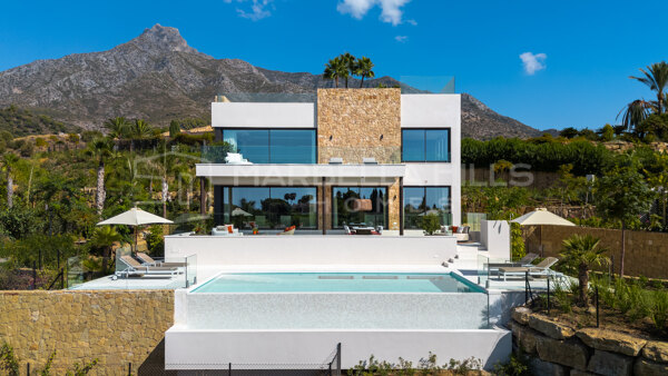 Villa contemporaine de luxe à Marbella Hill Club | Propriété avec vue mer près de la Golden Mile de Marbella