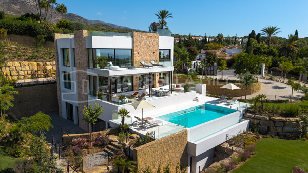 Villa contemporaine de luxe à Marbella Hill Club | Propriété avec vue mer près de la Golden Mile de Marbella