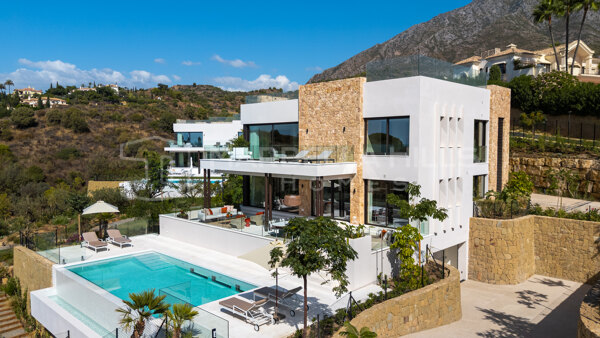 Villa contemporaine de luxe à Marbella Hill Club | Propriété avec vue mer près de la Golden Mile de Marbella