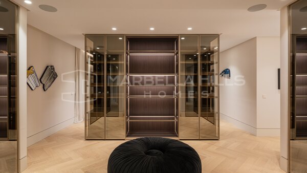 Obra maestra de arquitectura moderna en venta en Marbella Hill Club – Milla de Oro de Marbella