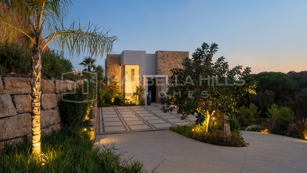 Obra maestra de arquitectura moderna en venta en Marbella Hill Club – Milla de Oro de Marbella