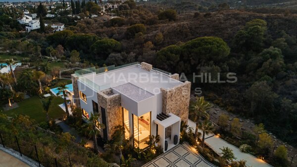 Obra maestra de arquitectura moderna en venta en Marbella Hill Club – Milla de Oro de Marbella