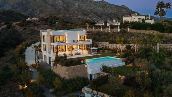 Obra maestra de arquitectura moderna en venta en Marbella Hill Club – Milla de Oro de Marbella