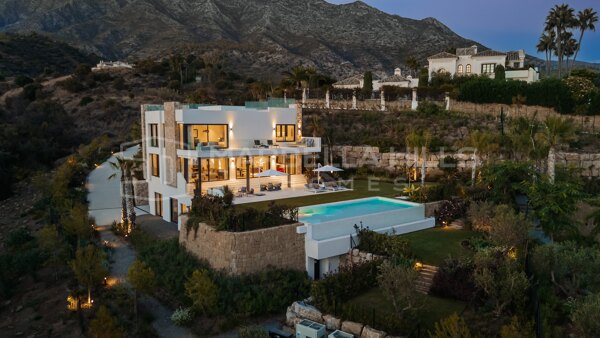 Obra maestra de arquitectura moderna en venta en Marbella Hill Club – Milla de Oro de Marbella