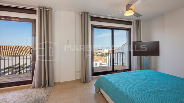 Triplex de estilo mediterráneo con vistas al mar en Los Altos de Los Monteros, Marbella Este