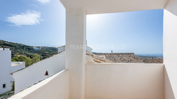 Triplex de estilo mediterráneo con vistas al mar en Los Altos de Los Monteros, Marbella Este