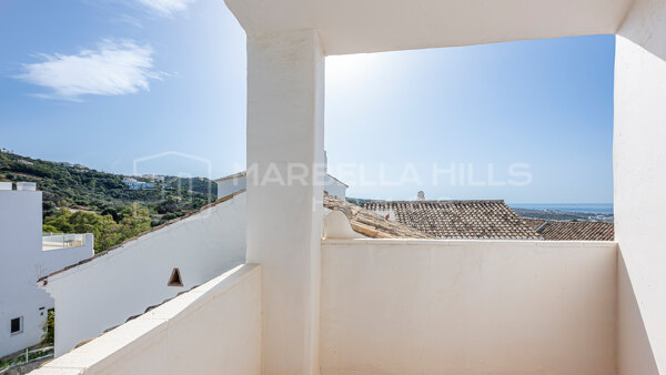 Triplex de estilo mediterráneo con vistas al mar en Los Altos de Los Monteros, Marbella Este