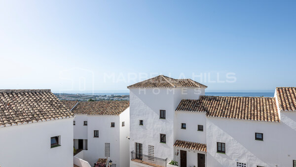 Triplex de estilo mediterráneo con vistas al mar en Los Altos de Los Monteros, Marbella Este
