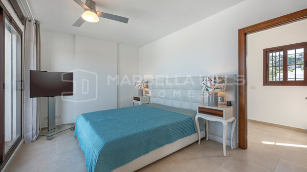 Triplex de estilo mediterráneo con vistas al mar en Los Altos de Los Monteros, Marbella Este