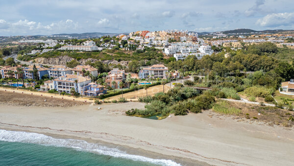 Villa en première ligne de mer à vendre à La Perla de la Bahía, Casares