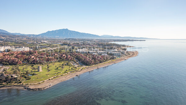 Ático dúplex de lujo en primera línea de playa en Torre Bermeja, Nueva Milla de Oro, Estepona