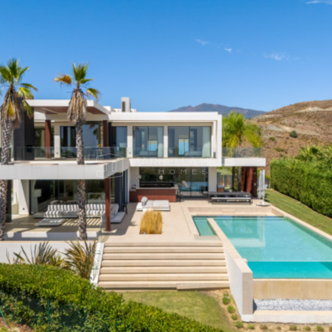 Contemporary Luxury Villa with Infinity Pool and Sea Views in Los Flamingos Golf, Benahavís