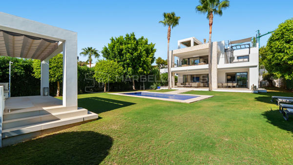 Villa de Lujo de 6 Dormitorios en Nueva Andalucía, Marbella con Piscina y Solárium