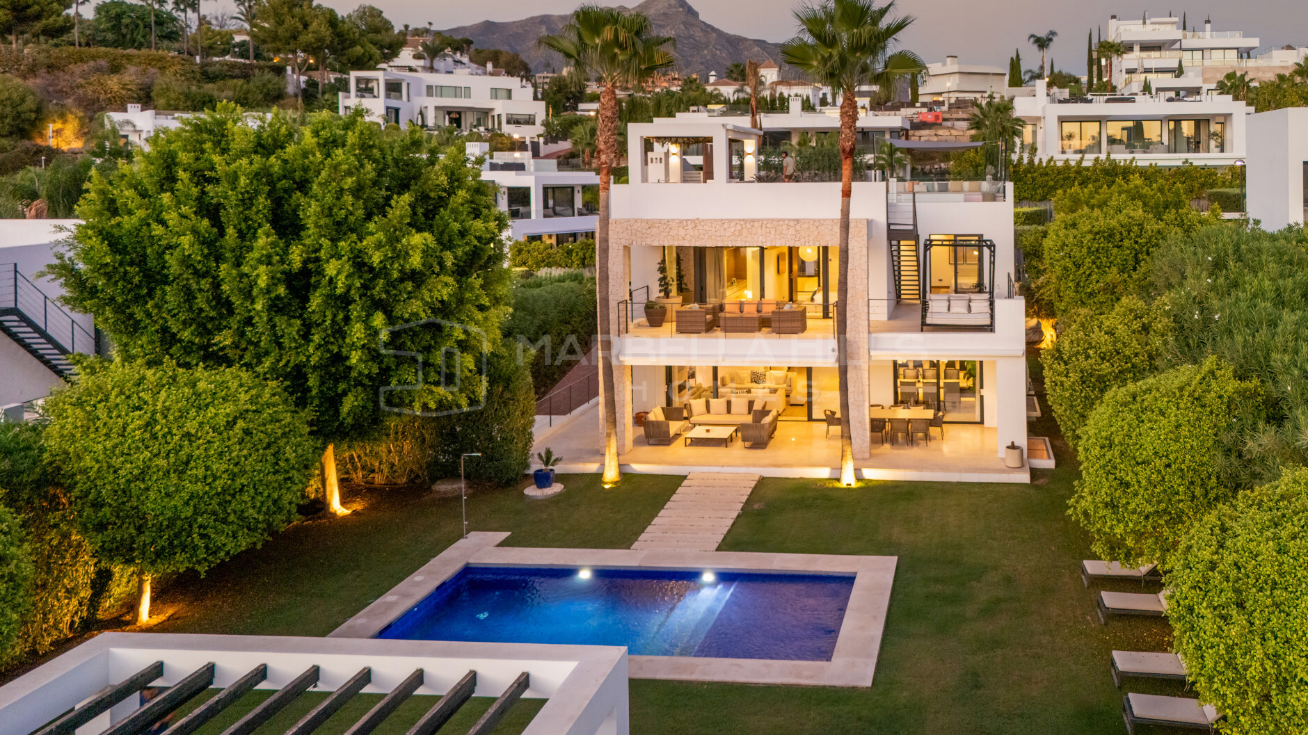 Villa de Lujo de 6 Dormitorios en Nueva Andalucía, Marbella con Piscina y Solárium