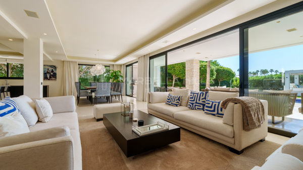 Villa de Lujo de 6 Dormitorios en Nueva Andalucía, Marbella con Piscina y Solárium