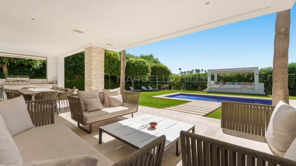 Villa de Lujo de 6 Dormitorios en Nueva Andalucía, Marbella con Piscina y Solárium
