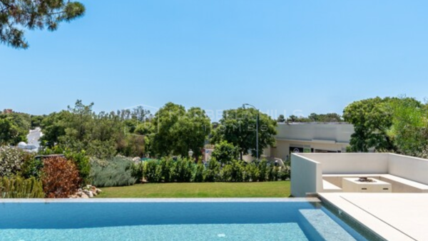 Zeitgenössische Eleganz mit Meerblick in Hacienda Las Chapas