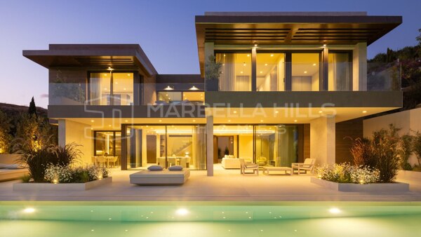 Villa de luxe à vendre à Los Flamingos Benahavís, villa moderne avec vue mer et piscine privée