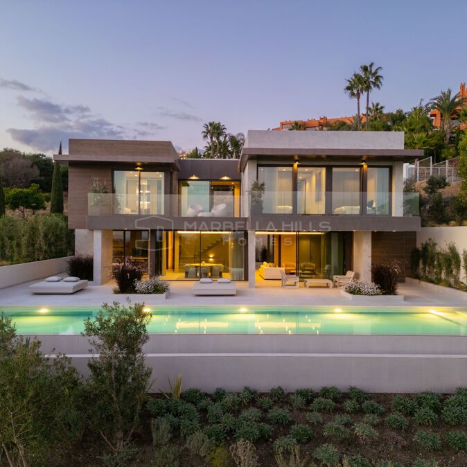 Luxury villa for sale in Los Flamingos Benahavís, modern villa with sea views and private pool