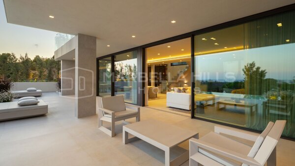 Villa de luxe à vendre à Los Flamingos Benahavís, villa moderne avec vue mer et piscine privée