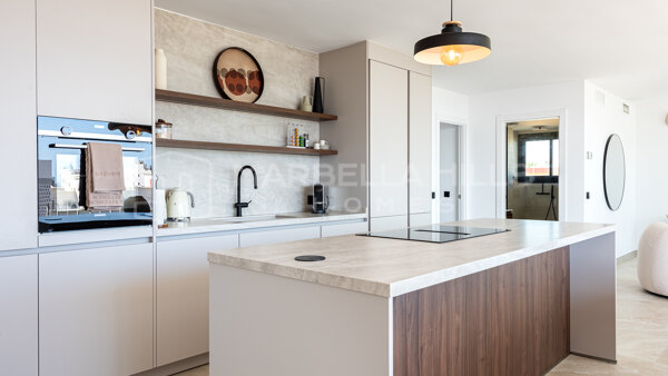 Penthouse entièrement rénové avec vue sur la mer au centre de Marbella