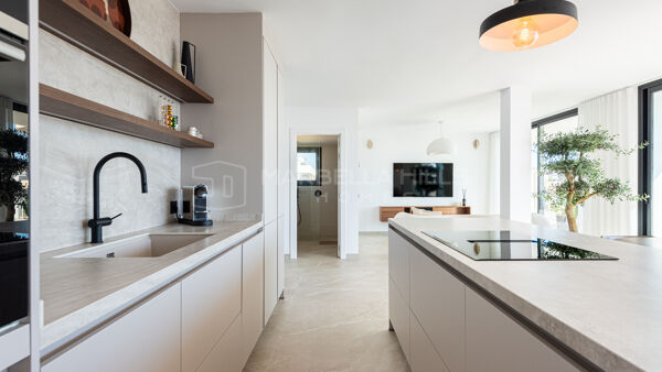 Penthouse entièrement rénové avec vue sur la mer au centre de Marbella